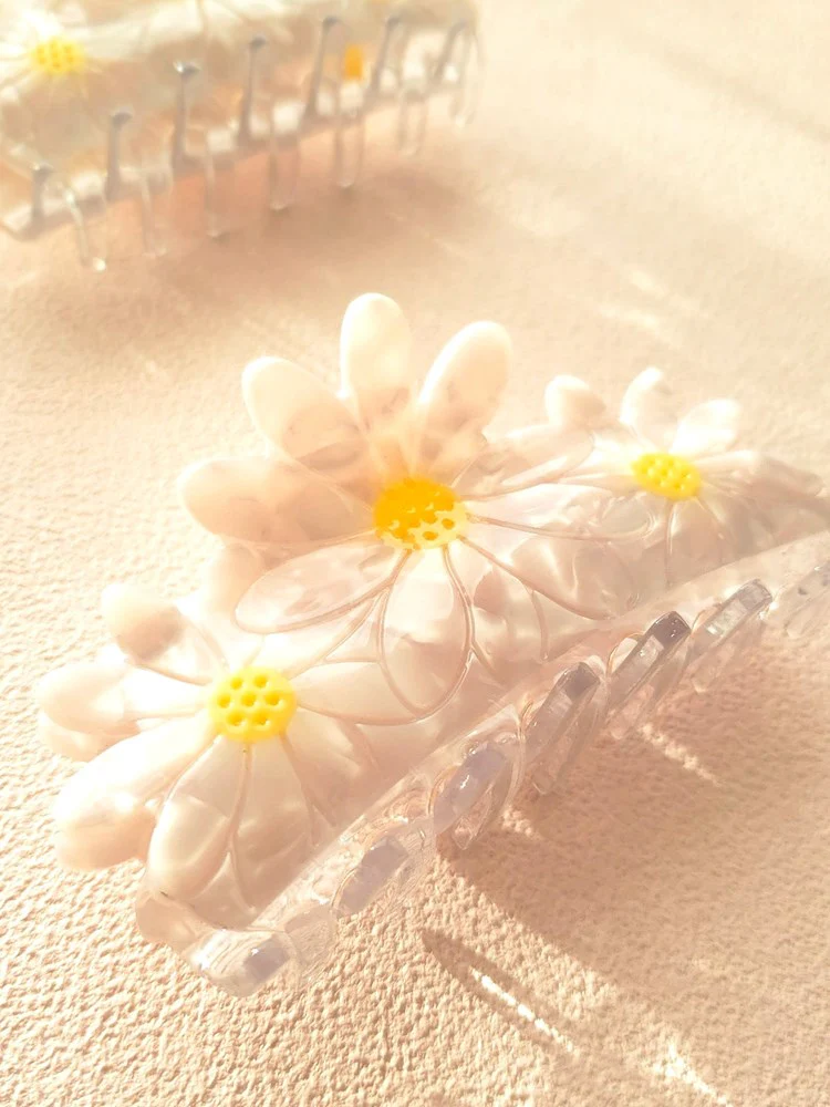 Daisy Hair Claw (Large - 3 Daisies) - Image 2