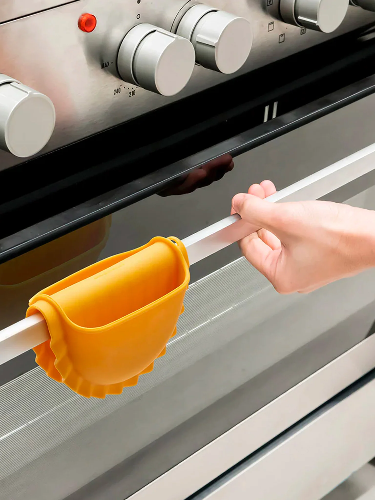 Mezzelune Silicone Oven Mitt & Grip - Image 3